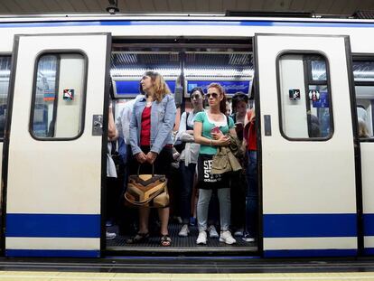 Viajeros esperan este martes a que el metro reanude la marcha en la estación de Atocha.