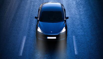 Vehículo Tesla circulando por carretera.