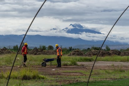 Dos trabajadores cavan en la tierra para construir unos viveros en el nuevo parque.