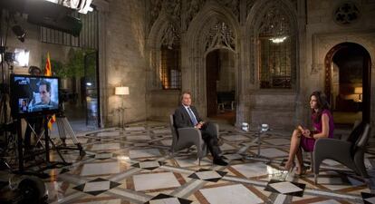 Artur Mas and presenter Ana Pastor before the start of the interview.