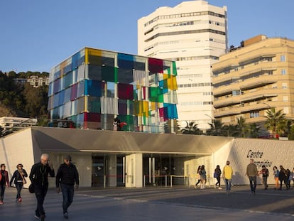 Ambiente, este sábado, a la entrada del Centre Pompidou de Málaga. 