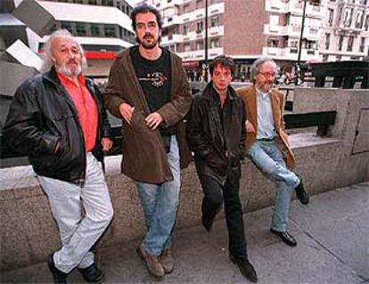 De izquierda a derecha, Montxo Armendáriz, Fernando León, Enrique Urbizu y Emilio Martínez Lázaro, ayer en Madrid.