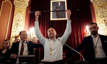 El nuevo alcalde de Ourense, con el bastón de mando.