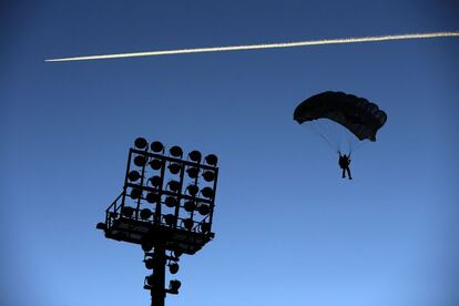 Un hombre en parapente durante un torneo de salto en Oberstdorf (Alemania).