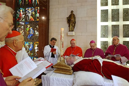 Esta imagen, difundida por el diario vaticano <i>L&#39;Osservatore Romano</i>, recoge un momento del velatorio del Papa, en su capilla privada del Vaticano. Junto al cadáver del difunto, rezan el maestro de celebraciones litúrgicas, el arzobispo italiano Piero Marini; el camarlengo, el cardenal Eduardo Martínez Somalo; el cardenal chileno Jorge Arturo Medina Estévez, el arzobispo polaco Stanislaw Dziwisz y el arzobispo argentino Leonardo Sandri.