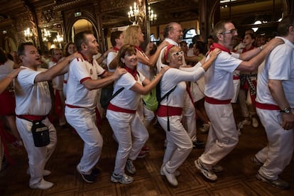 Participantes de El baile de la Alpargata tras el segundo encierro de San Fermín, el 8 de julio de 2017.