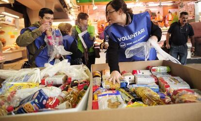 Un grupo de voluntarios recoge alimentos en un mercado de Barcelona.
