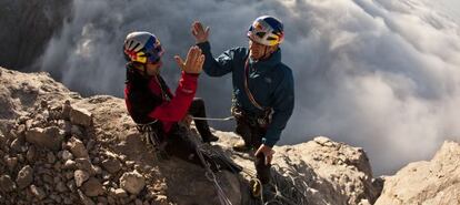 Los hermanos Iker y Eneko Pou tras hacer cumbre en el Naranco de Bulnes en 2009.