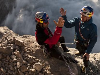 Los hermanos Iker y Eneko Pou tras hacer cumbre en el Naranco de Bulnes en 2009.