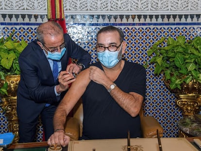 El rey Mohamed VI recibe la primera vacuna en Marruecos contra la Covid-19, el 28 de enero en Fez.