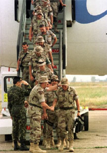 El último contingente de la Brigada Plus Ultra II, a su llegada a la base de Botoa (Badajoz).