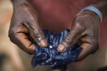 Los mineros se afanan en la búsqueda del oro. Estas pequeñas pepitas son la recompensa, cuando la hay.