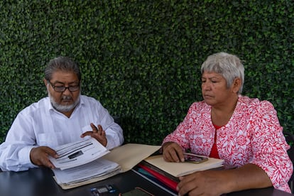 María de Jesus Peters y Juan de Dios García Davish mostrando su documentación durante la entrevista.