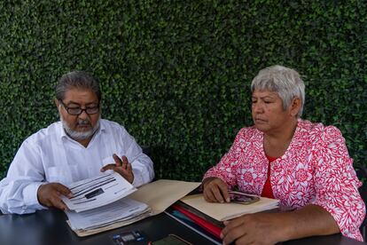 María de Jesus Peters y Juan de Dios García Davish mostrando su documentación durante la entrevista.