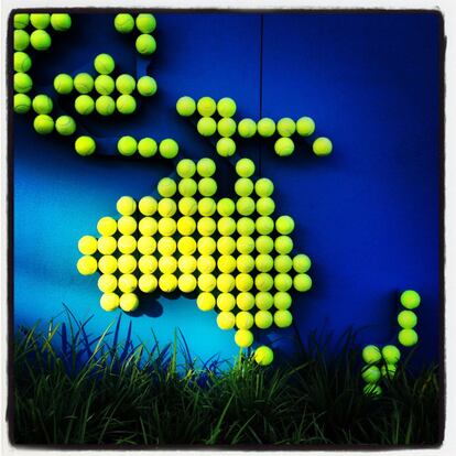 Las pelotas de tenis forman la imagen de Australia.