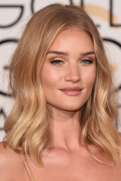 Las ondas deshechas de Rosie Huntington-Whiteley. Hacemos un llamamiento a todos los peluqueros para que perfeccionen su técnica a la hora de hacer las ondas despeinadas. Las queremos como las de Huntington-Whiteley.