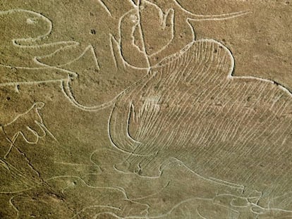 Un grabado prehistórico de un mamut en la cueva francesa de Cussac.