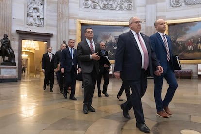 Un grupo de congresistas republicanos camina hacia el Senado de Estados Unidos para entregar los cargos para el juicio político contra el secretario de Segurida Nacional, Alejandro Mayorkas.