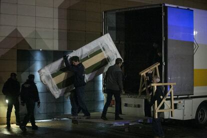 Treballadors descarreguen material d'un cami a l'exterior del Museu de Lleida.