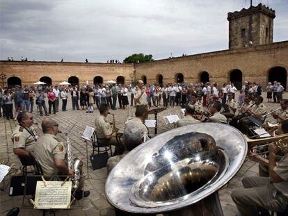 Los músicos militares en un momento de su actuación, ayer en el patio de armas del castillo de Montjuïc.