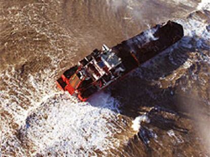El barco <i>Jolly Rubino</i>, encallado a unos 300 kilómetros al norte de Durban.