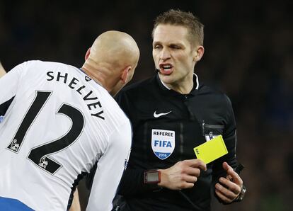 Craig Pawson enseña cartulina amarilla a Jonjo Shelvey durante el Everton-Newcastle.