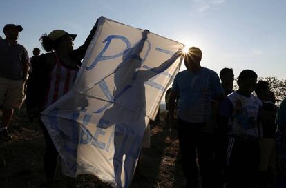 Varios manifestantes sujetan una pancarta pidiendo 'Paz' en la frontera entre Venezuela y Brasil.