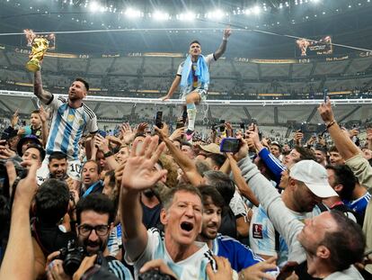 Lionel Messi, a hombros del Kun Agüero, celebra la victoria de Argentina en el Mundial de Qatar.