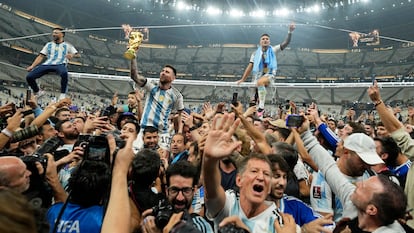 Lionel Messi, a hombros del Kun Agüero, celebra la victoria de Argentina en el Mundial de Qatar.