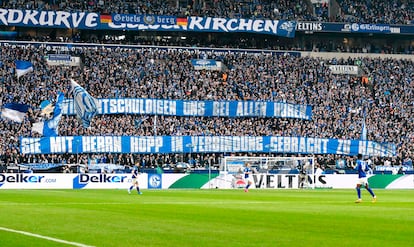 Pancarta contra Hopp en el campo del Schalke.