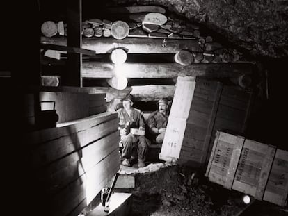 El transporte de las obras de arte a la mina de sal de Altaussee para protegerla de los bombardeos en una fotografía del archivo del Lentos Kunstmuseum Linz.