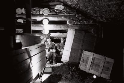 El transporte de las obras de arte a la mina de sal de Altaussee para protegerla de los bombardeos en una fotografía del archivo del Lentos Kunstmuseum Linz.