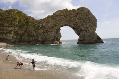 Niños jugando en la playa de Durdle Door, en la Costa Jurásica, en Dorset (Inglaterra).