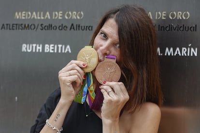 Diez años después de los Juegos Olímpicos de Londres 2012, Ruth Beitia recibió, en la sede del COE, la medalla de bronce de salto de altura. El metal le fue otorgado en 2021, tras la descalificación por dopaje de la rusa Svetlana Shkolina.