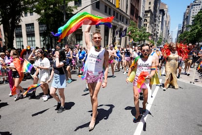 Personas desfilan en en Nueva York en junio de 2022.