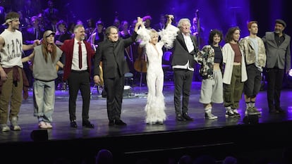 Ana Torroja, quien clausuró el concierto, junto a los demás solistas y bailarines.