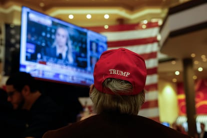 Partidarios de Donald Trump esperan los resultados electorales en hotel en Las Vegas, Nevada