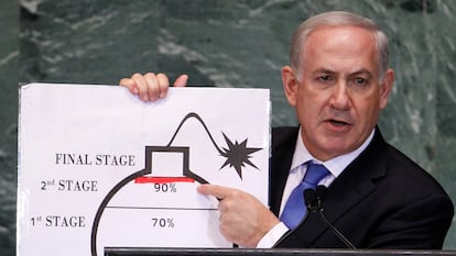 FILE PHOTO: Israel's Prime Minister Benjamin Netanyahu points to a red line he drew on the graphic of a bomb used to represent Iran's nuclear program as he addresses the 67th United Nations General Assembly at the U.N. Headquarters in New York, September 27, 2012. REUTERS/Lucas Jackson/File Photo