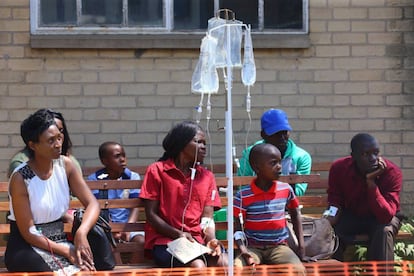Pacientes que podrían estar enfermos de cólera esperan para recibir tratamiento médico en Mbare (Zimbabue).