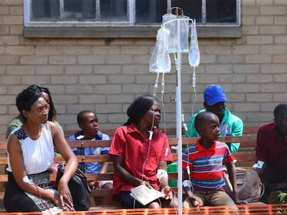Pacientes que podrían estar enfermos de cólera esperan para recibir tratamiento médico en Mbare (Zimbabue). 