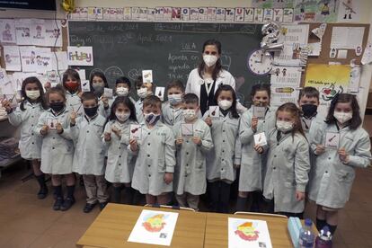 La profesora Cecilia Ureña y sus alumnos de Primaria del colegio Santo Domingo, en Oviedo.