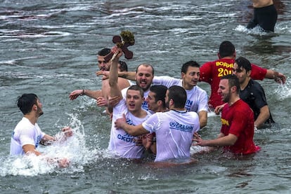 Boban Pavlovski atrapa la cruz que fue depositada en el río Vardar por el máximo representante de la iglesia ortodoxa de Macedonia, el arzobispo Stefan, en Skopje.