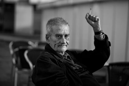 Leopoldo María Panero, sentado en una terraza de la Plaza de las Palomas de León en mayo de 2011.