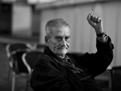 Leopoldo María Panero, sentado en una terraza de la Plaza de las Palomas de León en mayo de 2011.