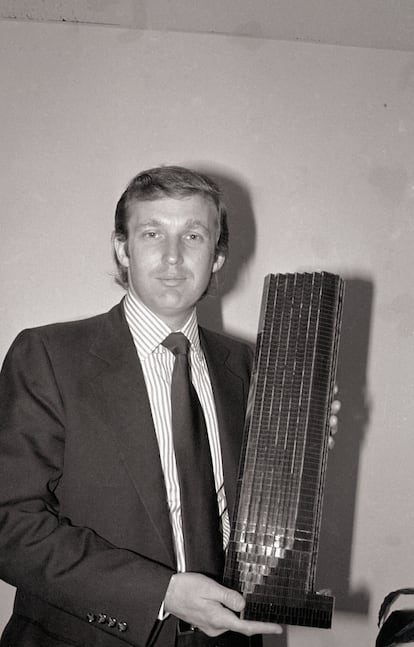 Donald Trump, a los 33 años, sostiene una maqueta de la Torre Trump de Nueva York en enero de 1980.