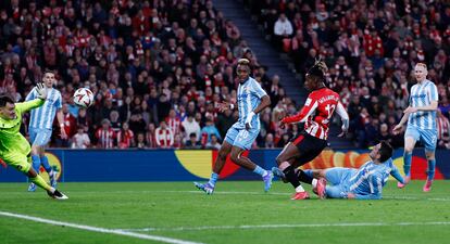 Nico Williams anota el primer gol del Athletic ante el Viktoria Plzen.