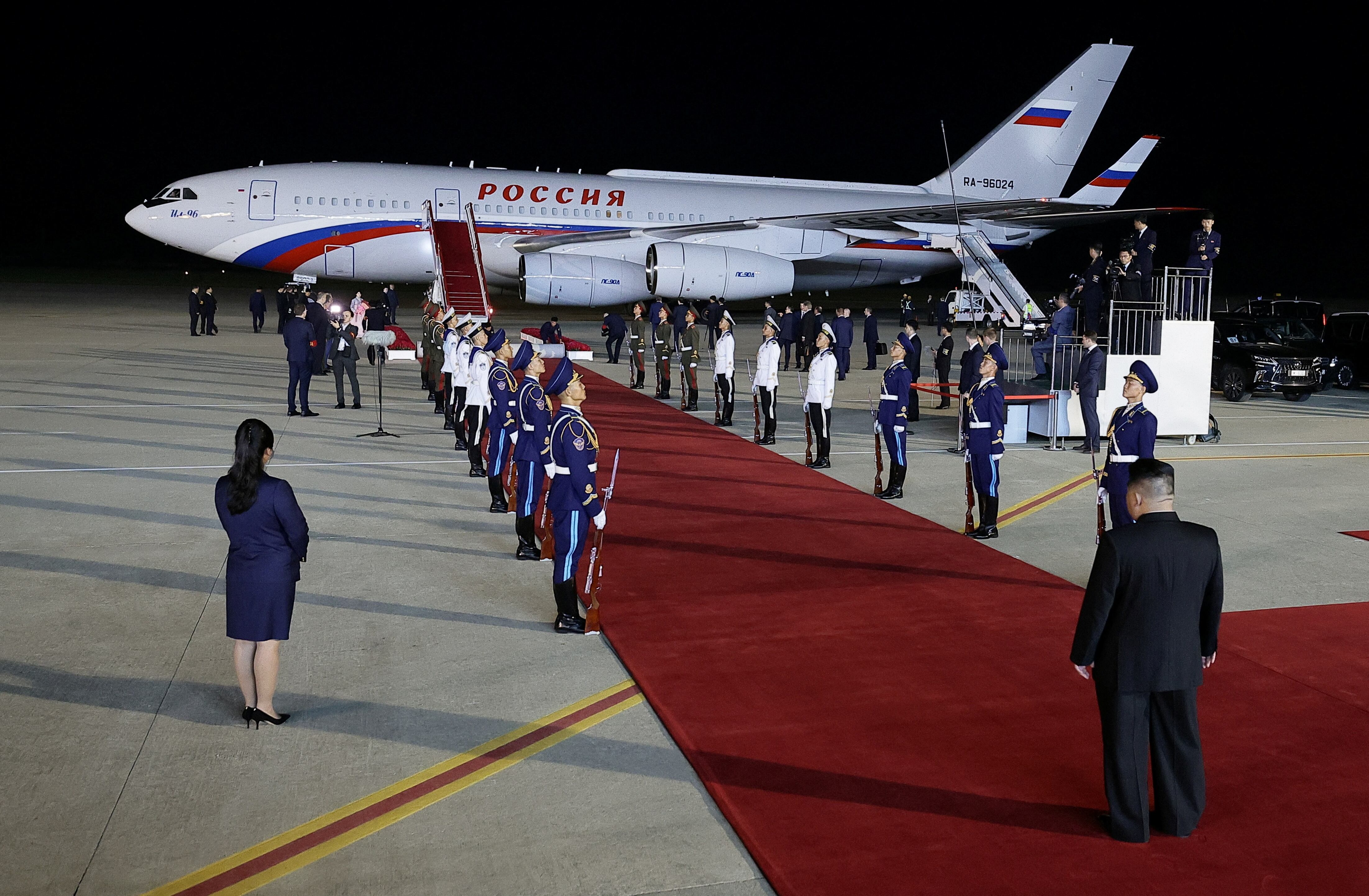 El líder norcoreano espera al presidente ruso a pie de pista en el aeropuerto de Pyongyang.