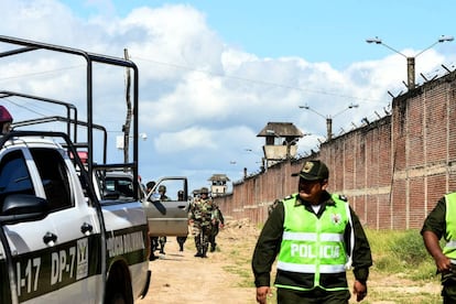 Policía a las puertas de la cárcel Palmasola.