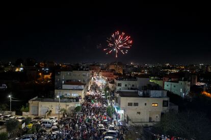 Fuegos artificiales tras la liberación de los prisioneros palestinos, en la ciudad de Baytunia (Cisjordania).