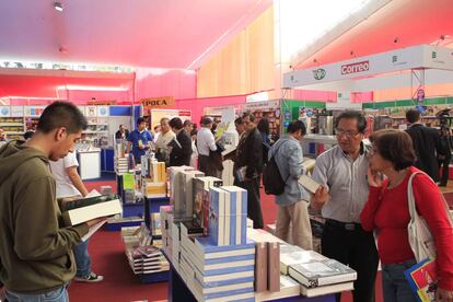 La gente hojea libros en la del Libro de Lima